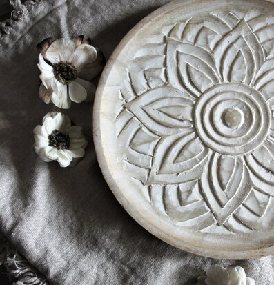 Träfat Fleur Whitewash från Majas Cottage på grå duk