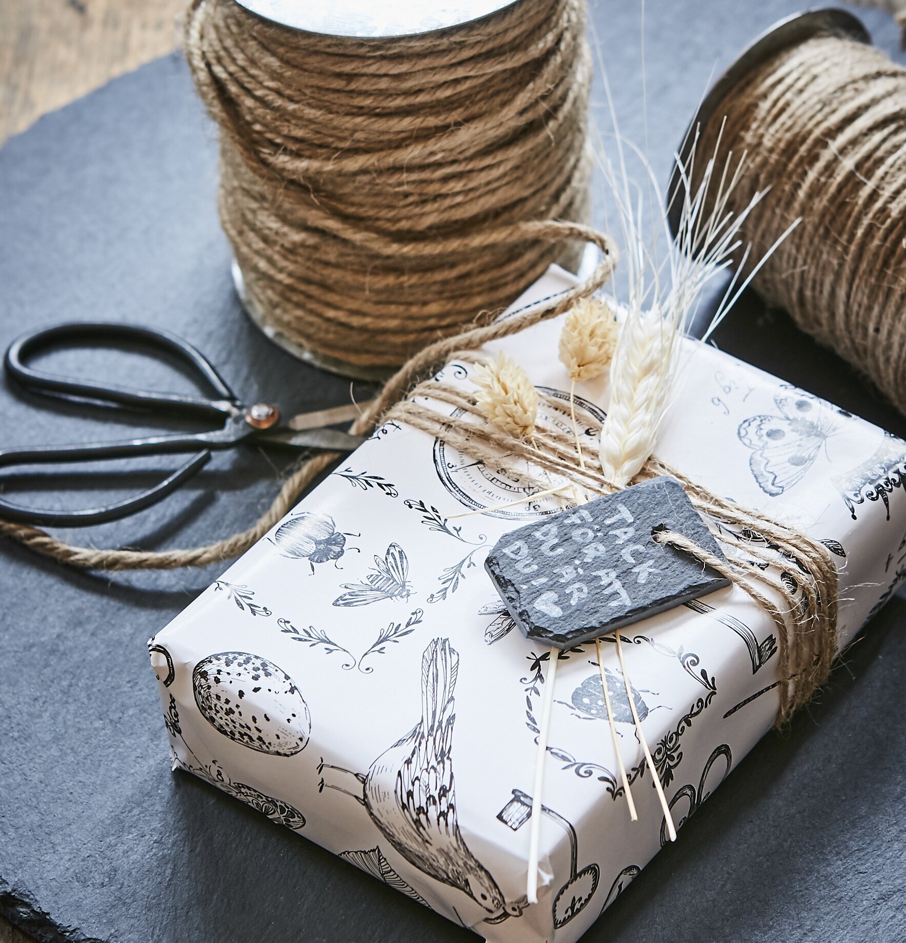 Sax Frej M Svart från Affari på skifferplatta med jutesnöre