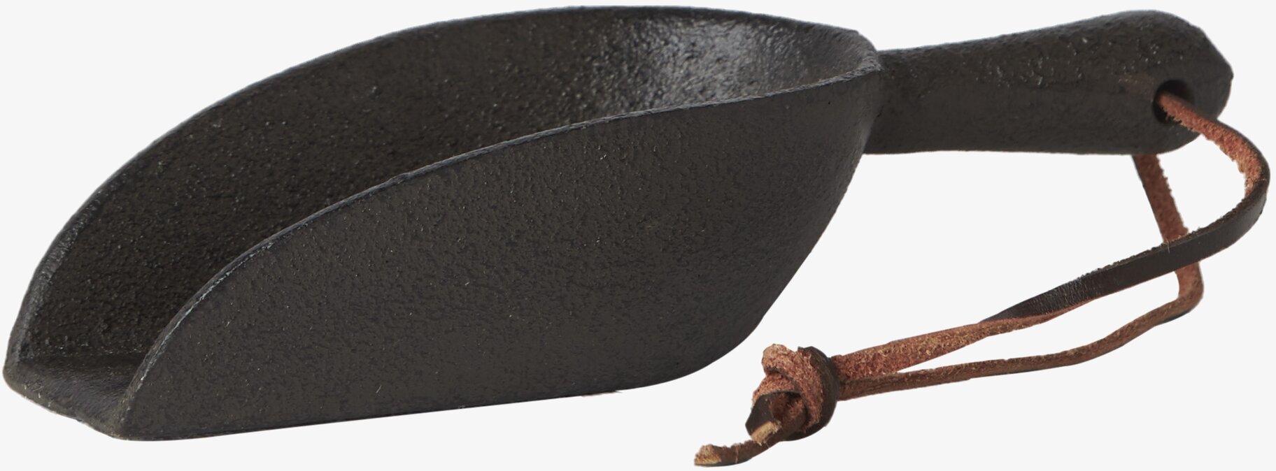 Skopa Frej L Svart från Affari i gjutjärn med läderrem