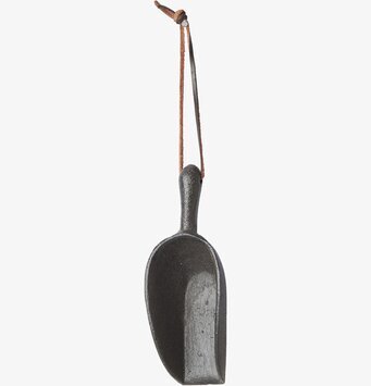 Skopa Frej L Svart från Affari i gjutjärn med läderrem