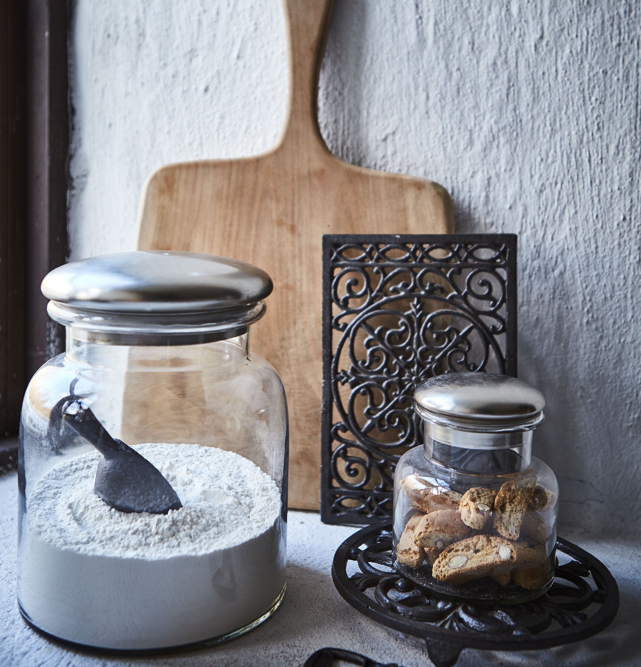 Skopa Frej L Svart från Affari i en stilren köksmiljö