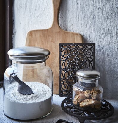 Skopa Frej L Svart från Affari i en stilren köksmiljö