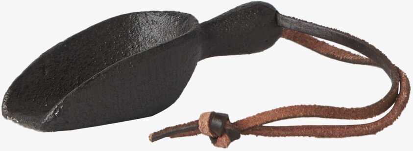 Skopa Frej S Svart från Affari i rustik metall med läderrem