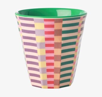 Bild av färgglad mugg med livfullt randigt mönster