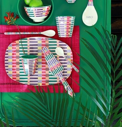 Bild av färgglad servis i somrig och livfull miljö