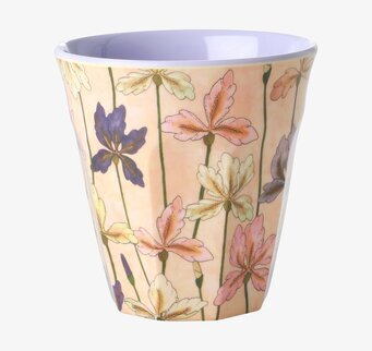 Bild av färgglad mugg med blomstermotiv och stilren design