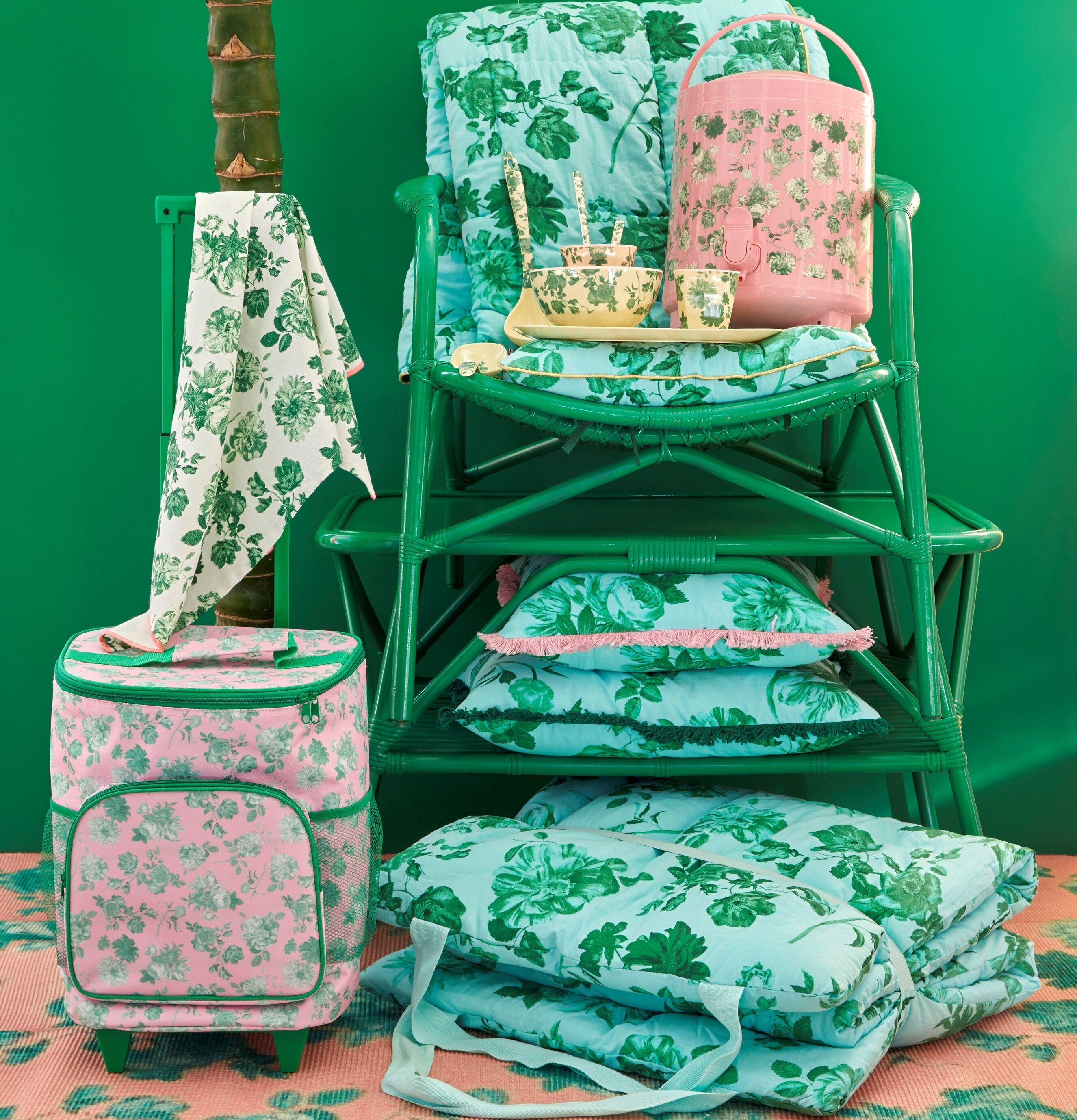 Mugg Green Rose Print från Rice på grön trädgårdsstol