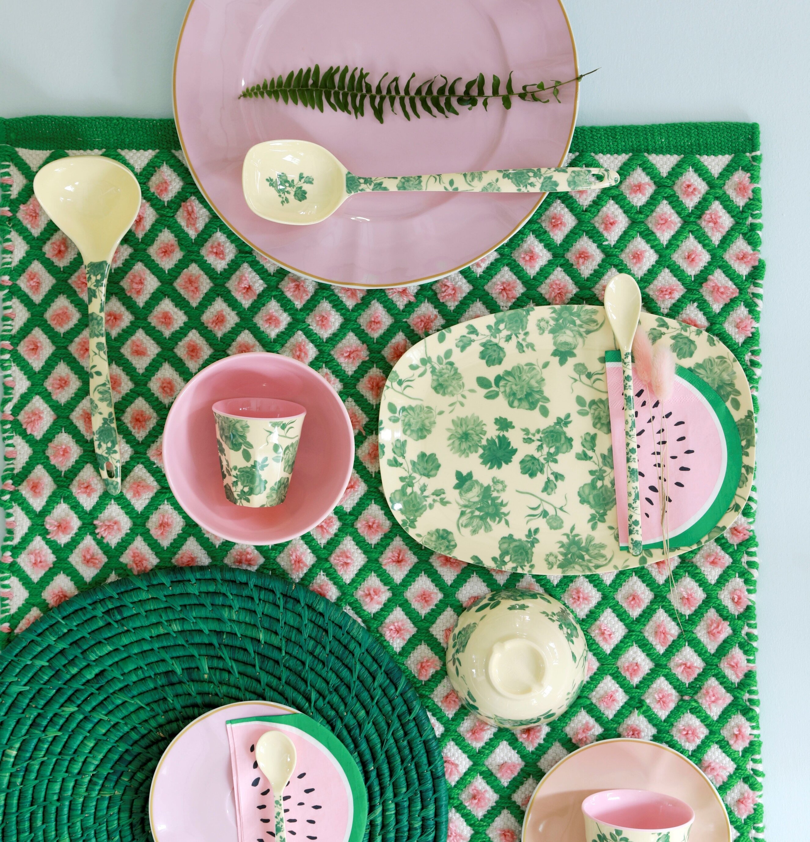 Mugg Green Rose Print från Rice på ett färgglatt dukat bord
