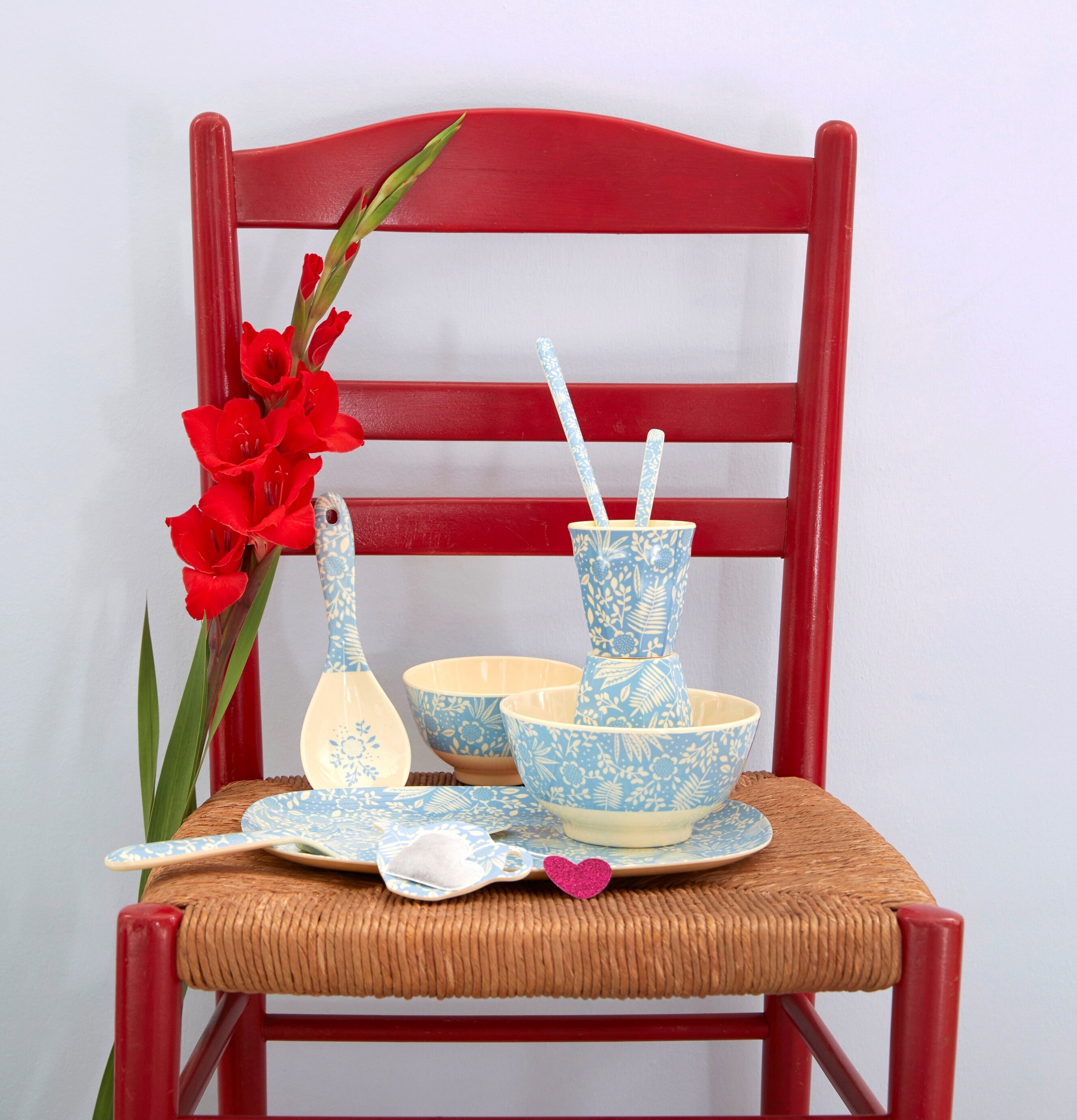 Mugg Blue Fern & Flower Print från Rice på en röd stol