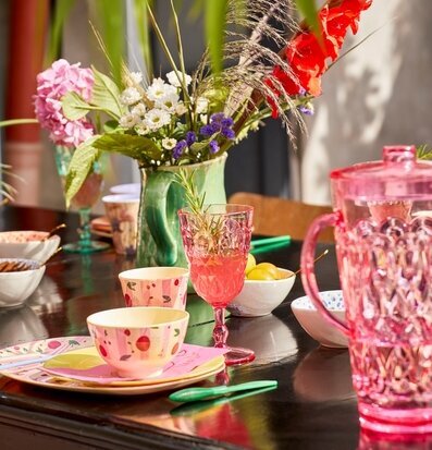 Bild av livfull trädgårdsfest med färgglada detaljer