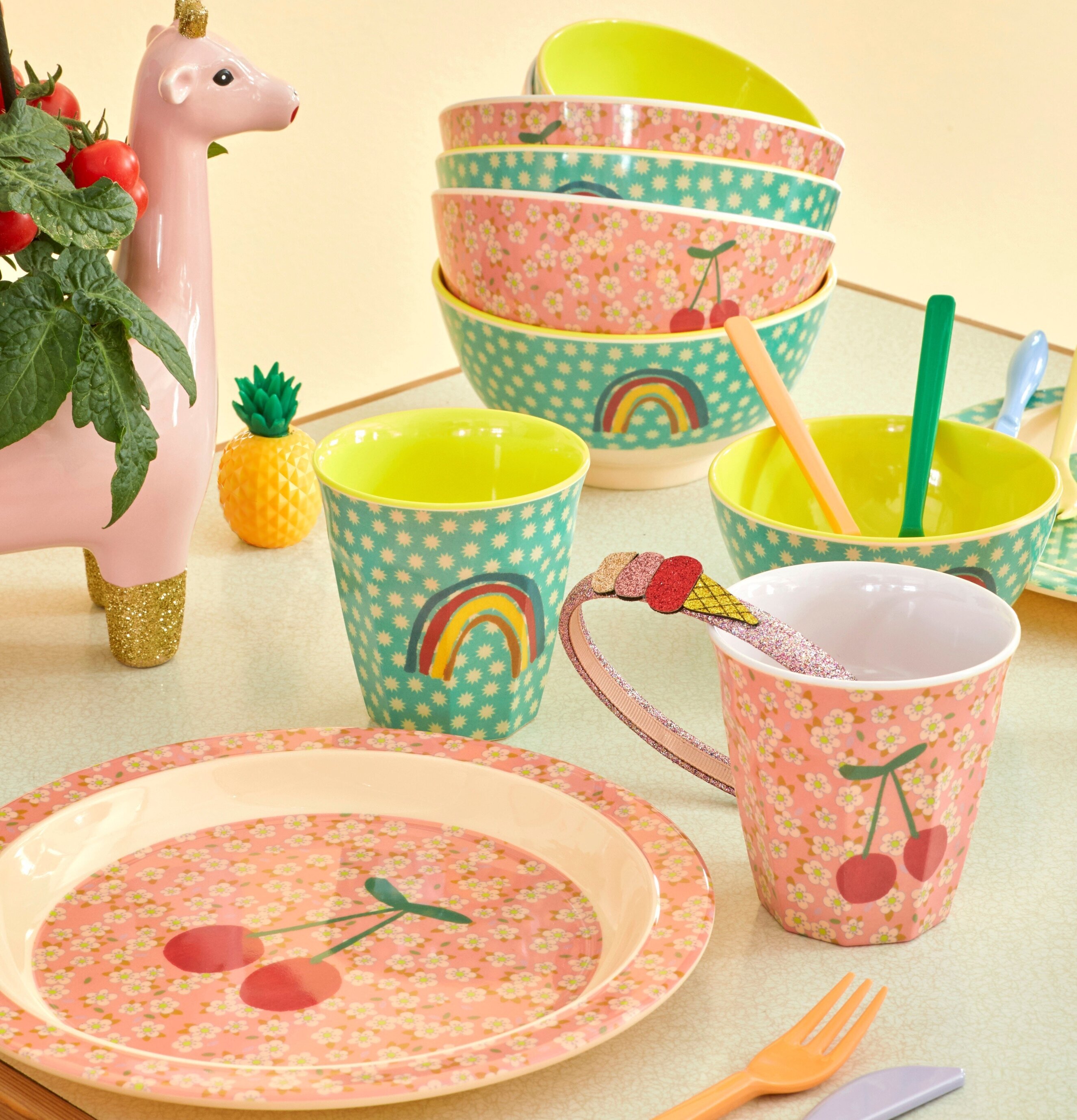 Tallrik Junior Flower & Cherry Print från Rice på barnbord