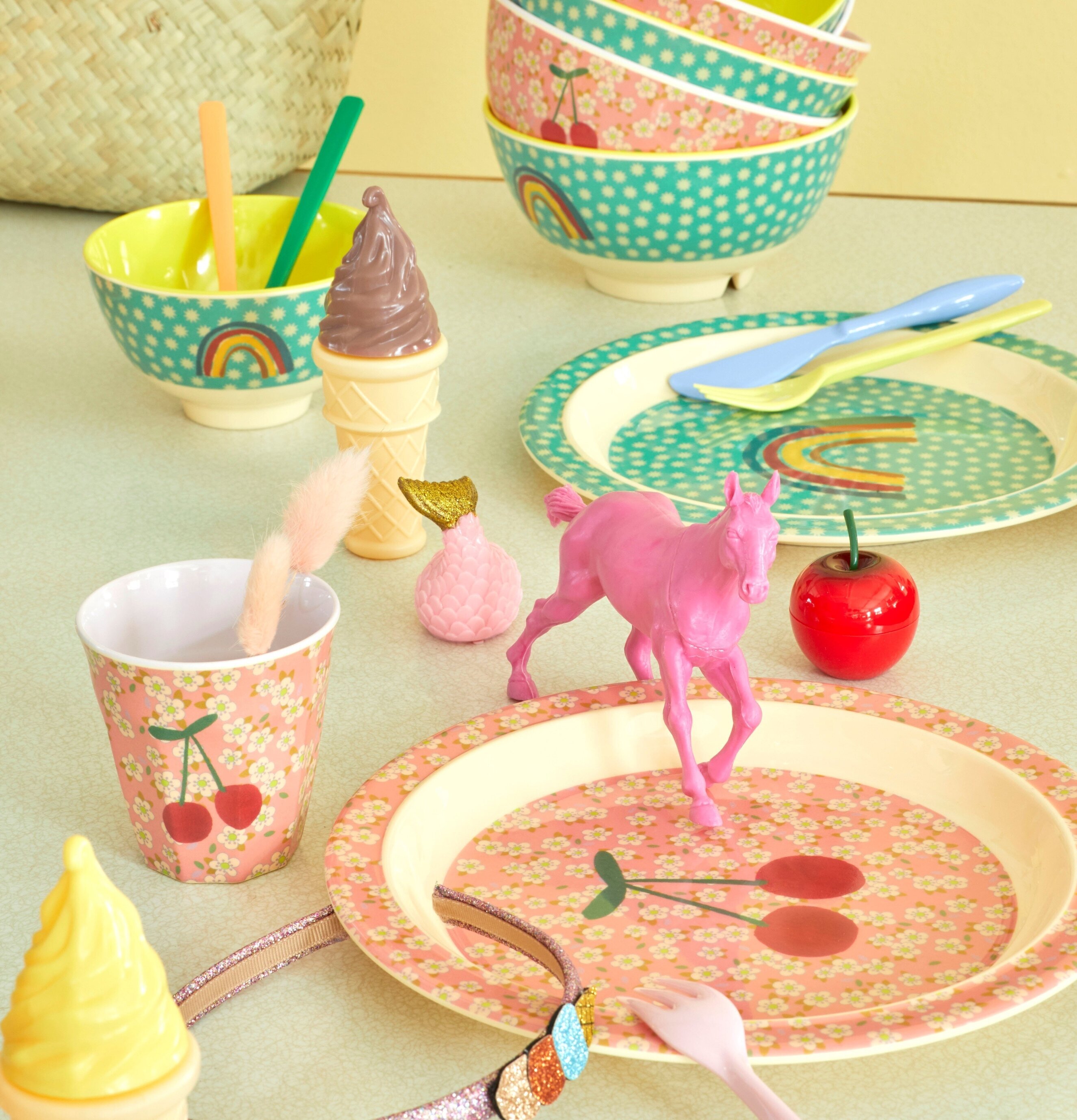 Liten Skål Flowers & Cherry Print från Rice i färgglad miljö