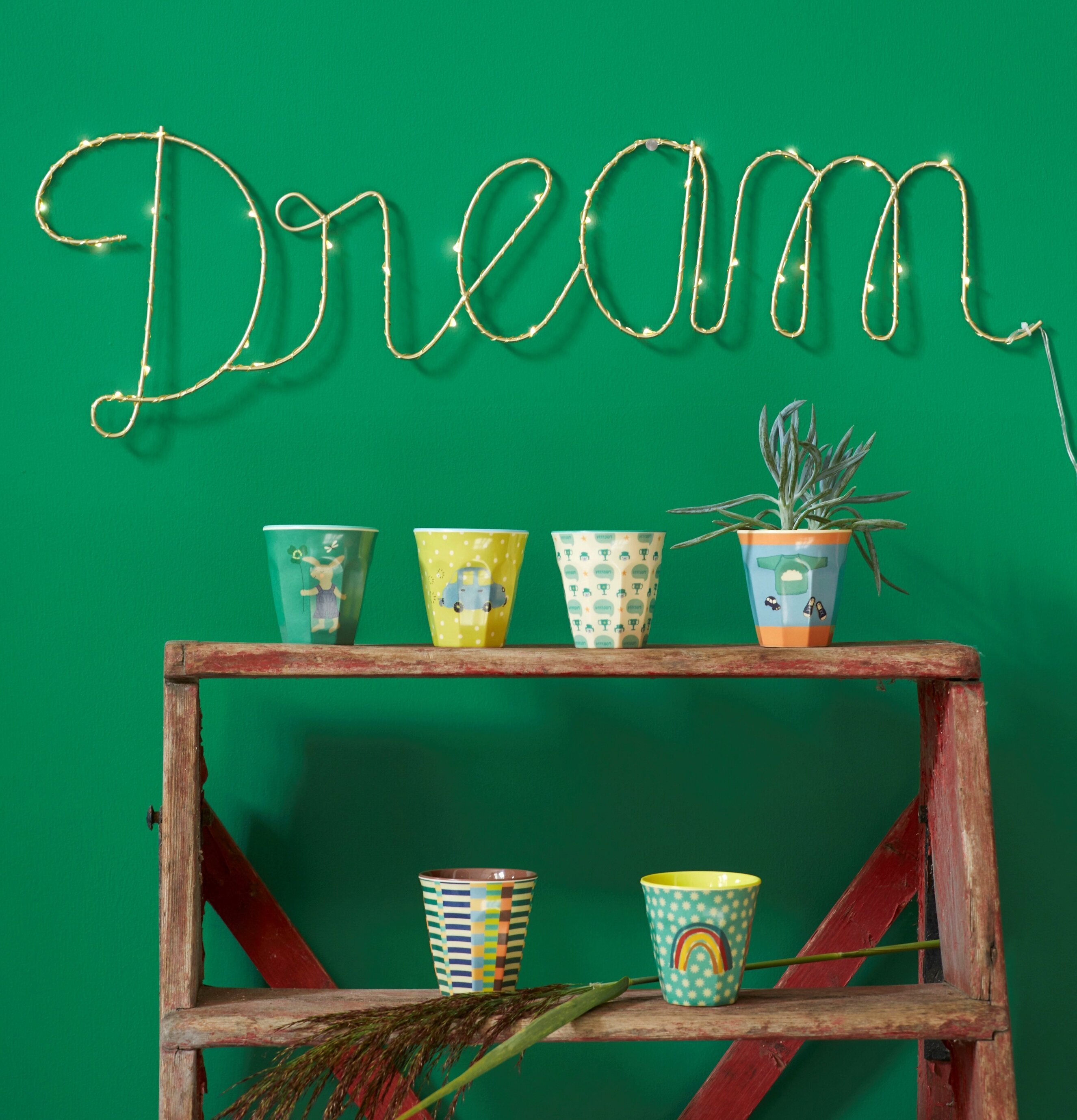 Liten Mugg Green Bunny Print från Rice på rustik träställning