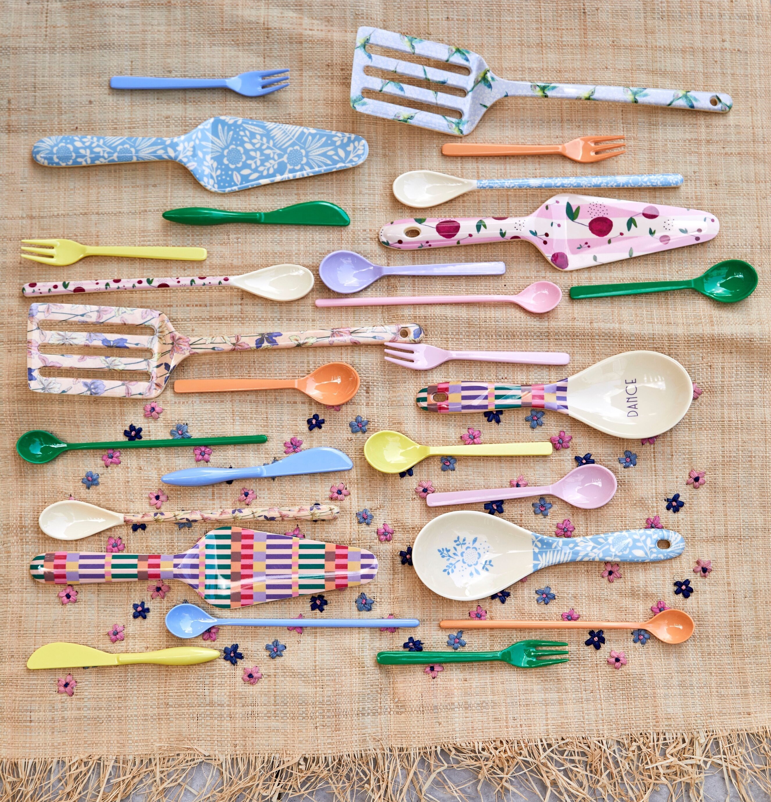 Tårtspade Let´s Summer från Rice på bastmatta med redskap