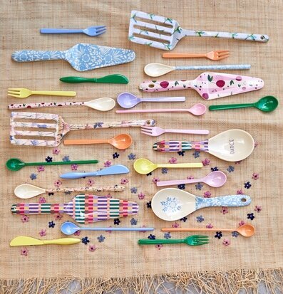 Tårtspade Let´s Summer från Rice på bastmatta med redskap