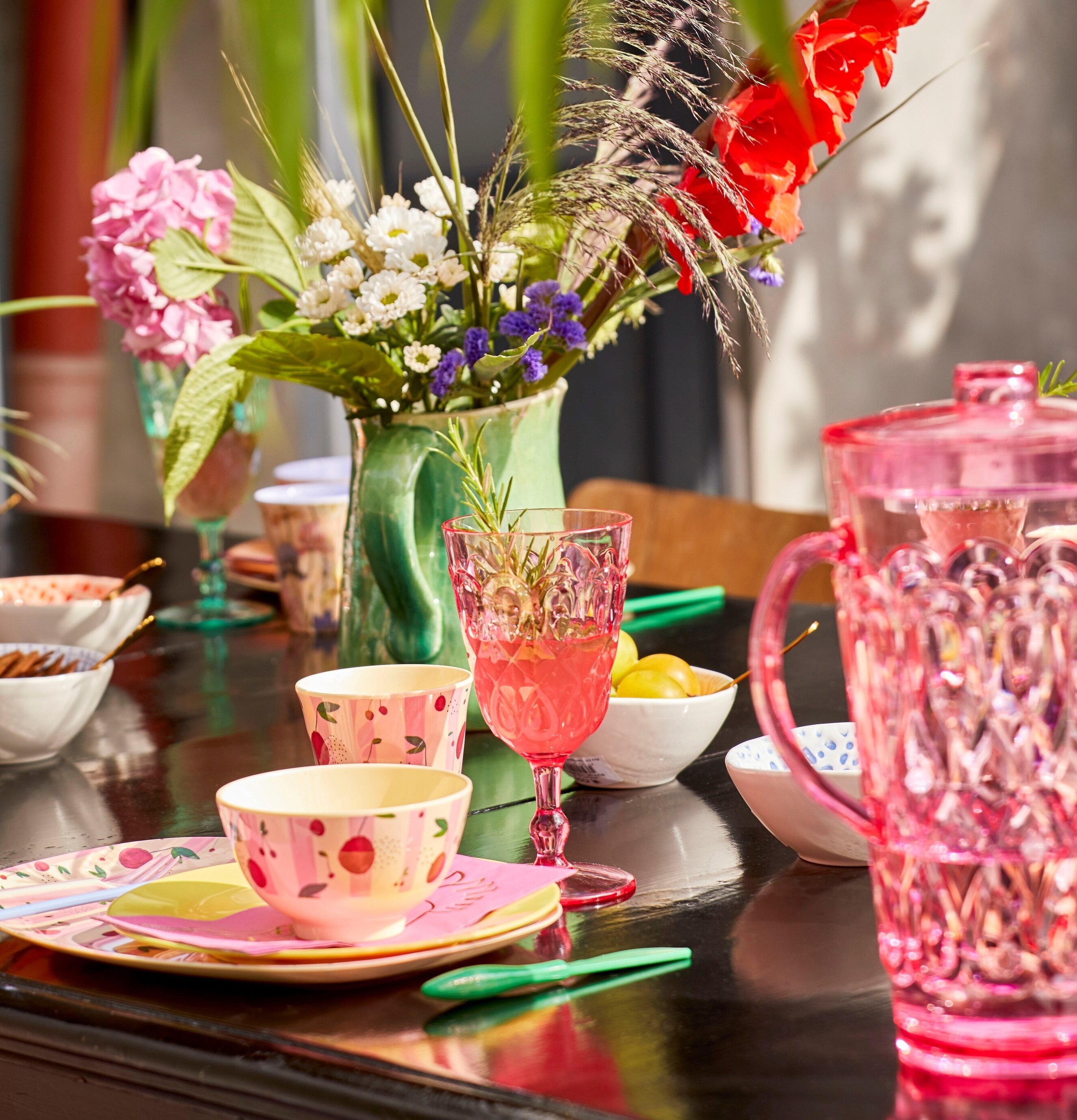 Liten Skål Cherry Print från Rice på ett färgglatt bord