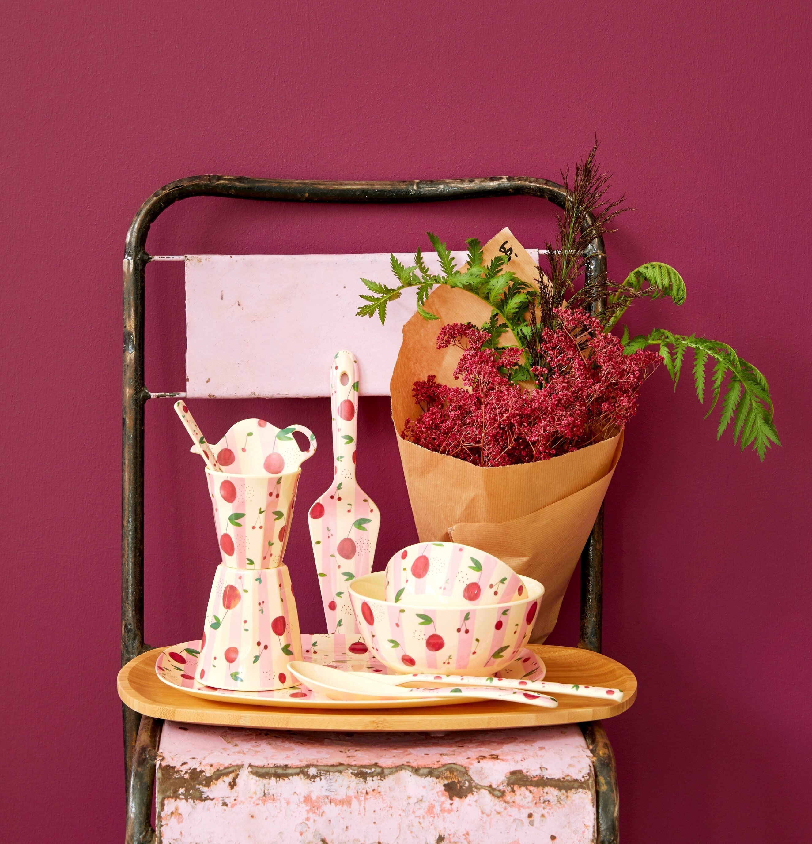 Liten Skål Cherry Print från Rice på en avskavd stol