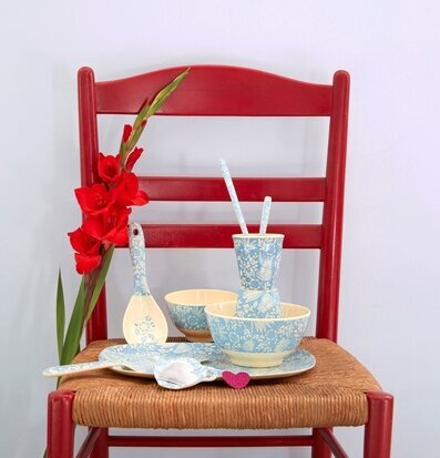 Liten Skål Blue Fern & Flower Print från Rice på röd stol