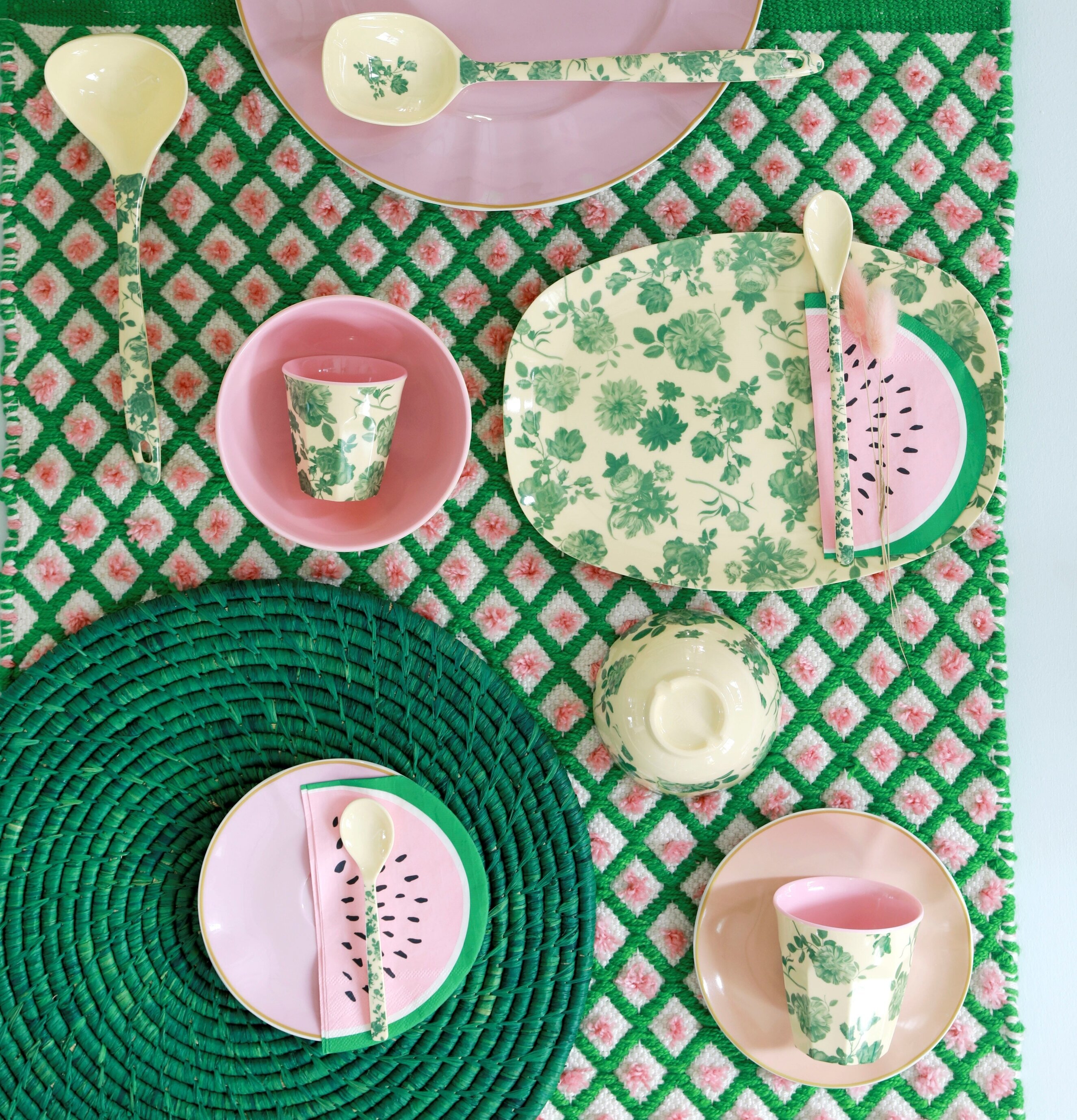 Liten Skål Green Rose Print från Rice på grön bordstablett