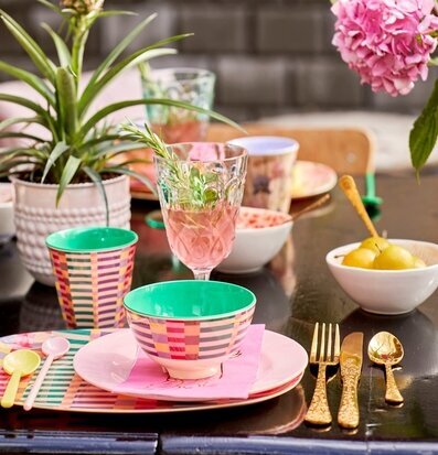 Liten Skål Summer Stripes Print från Rice på dukat bord