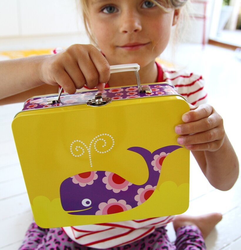 Lunchbox - Lila val från Blafre hålls upp av ett barn