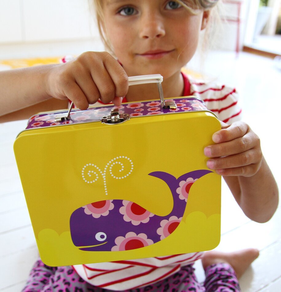 Lunchbox - Lila val från Blafre hålls upp av ett barn