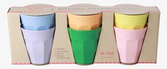 Foto av färgglada melaminmuggar i sommarkollektion