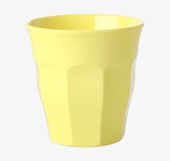 Bild av en solgul mugg med stilren och funktionell design