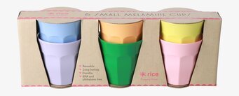 Bild av färgglada melaminkoppar i somriga nyanser