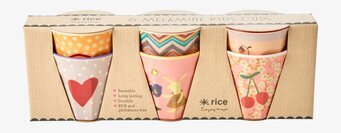 Bild av färgglada melaminmuggar i lekfull design