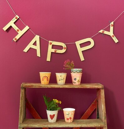 Bild av inbjudande inredning med färgglada muggar