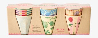 Bild av färgglada melaminkoppar med livfulla mönster