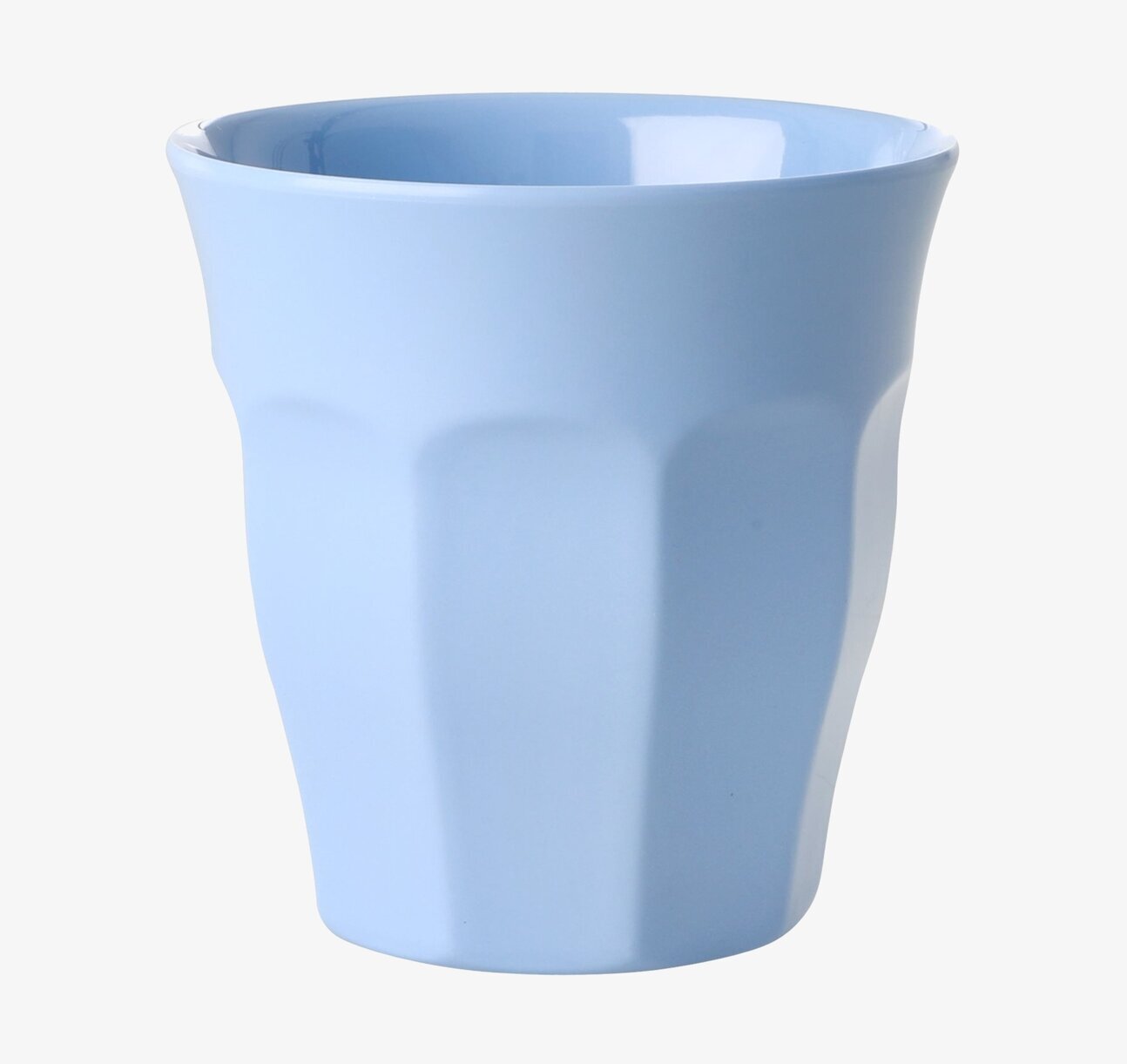 Bild av stilren och funktionell mugg i duvblå melamin