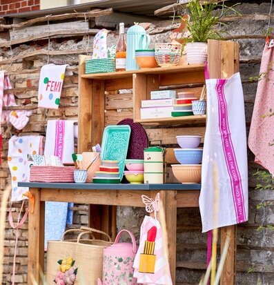 Termos Gold Bird Dark Mint från Rice på rustik träbänk