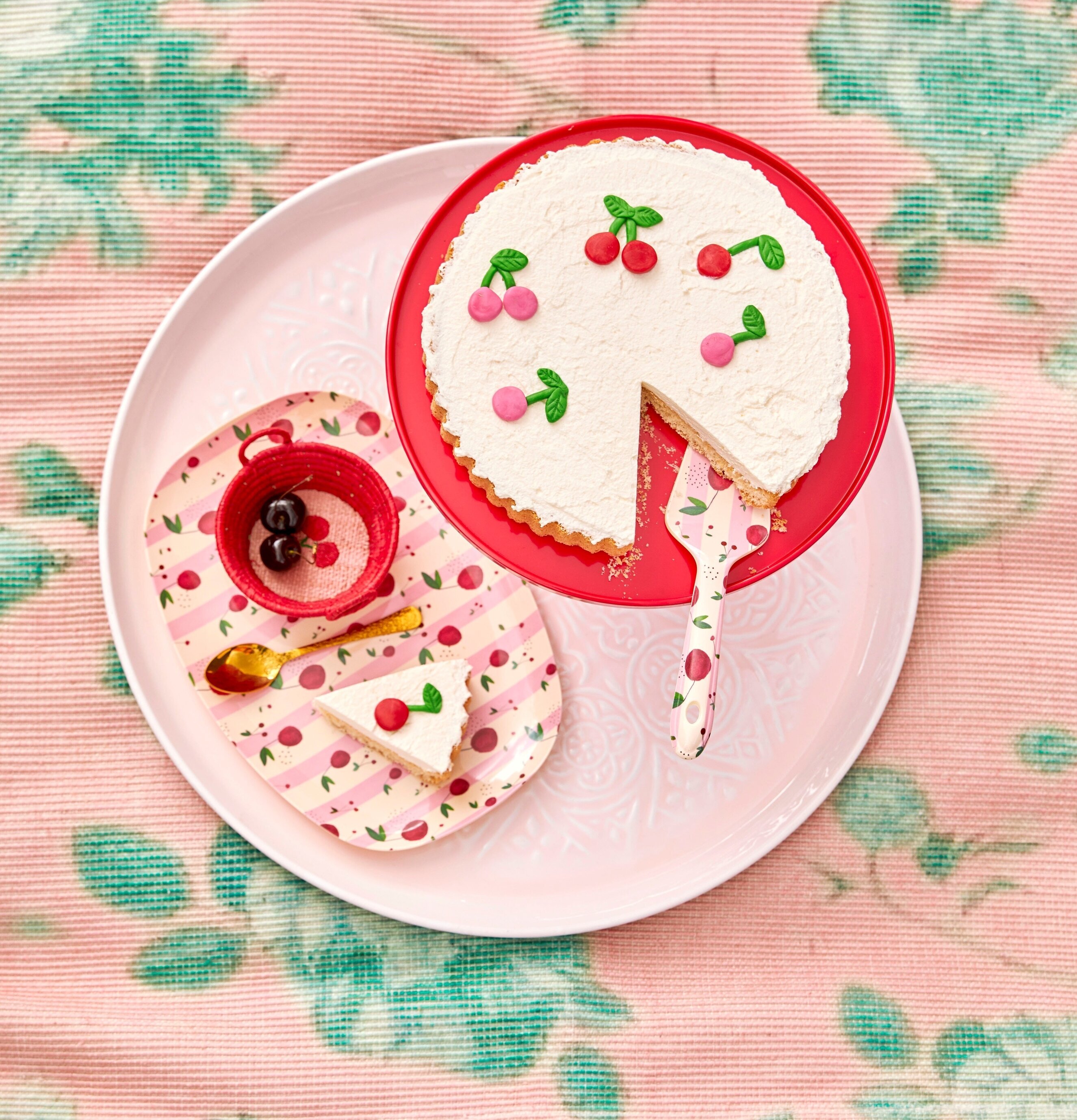 Tallrik Cherry Print från Rice i en livfull picknickmiljö