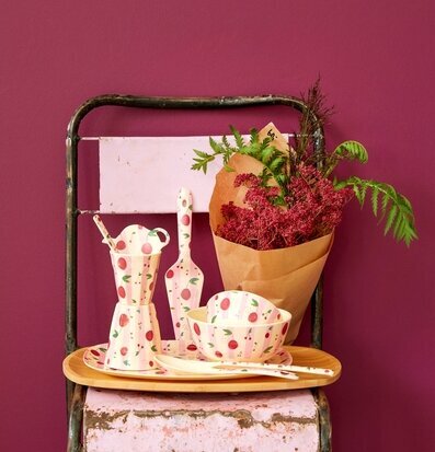 Tallrik Cherry Print från Rice med körsbärsmönster på stol