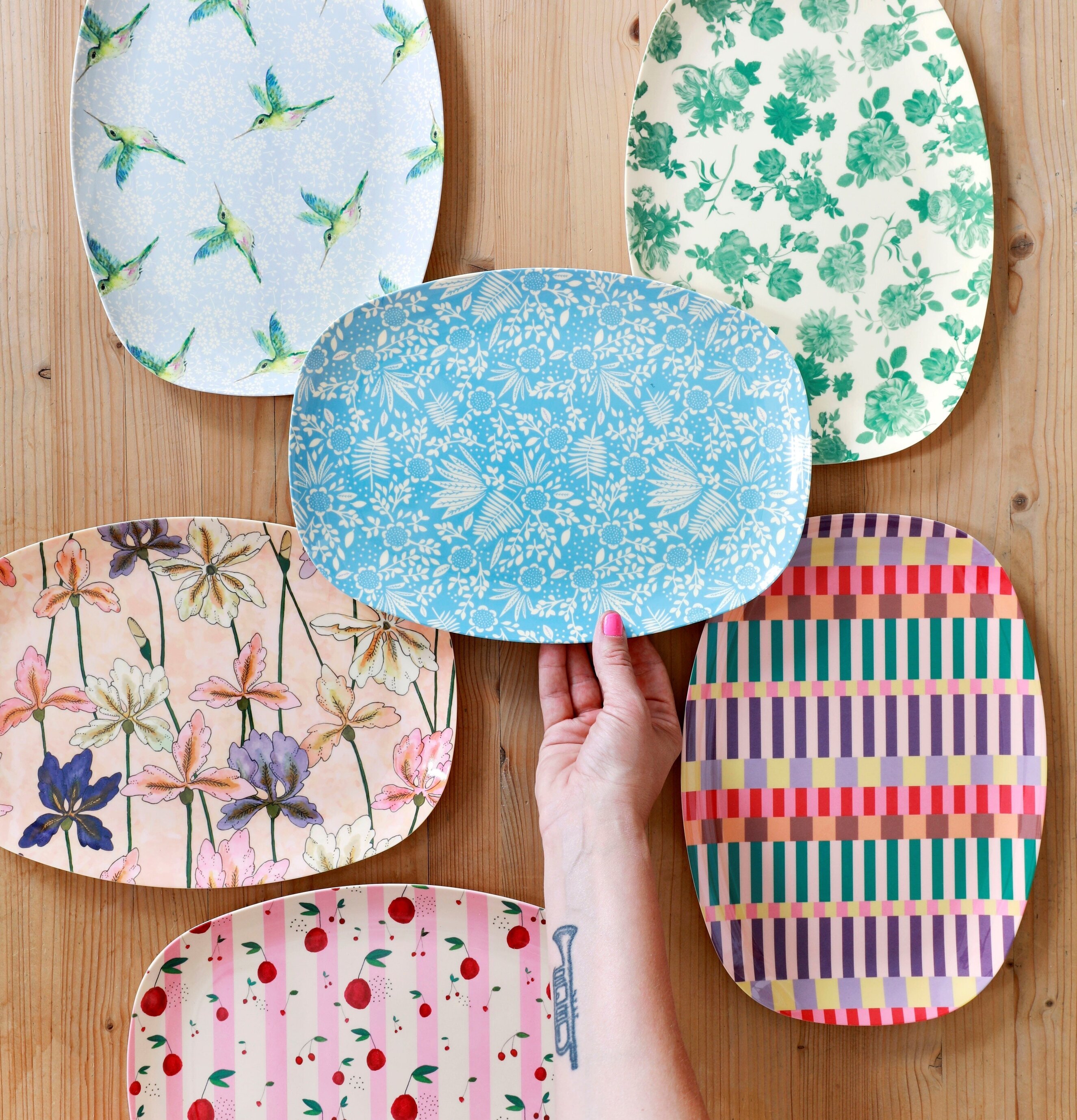 Tallrik Hummingbird Print från Rice på ljust trägolv