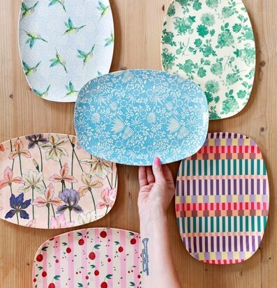 Tallrik Hummingbird Print från Rice på ljust trägolv