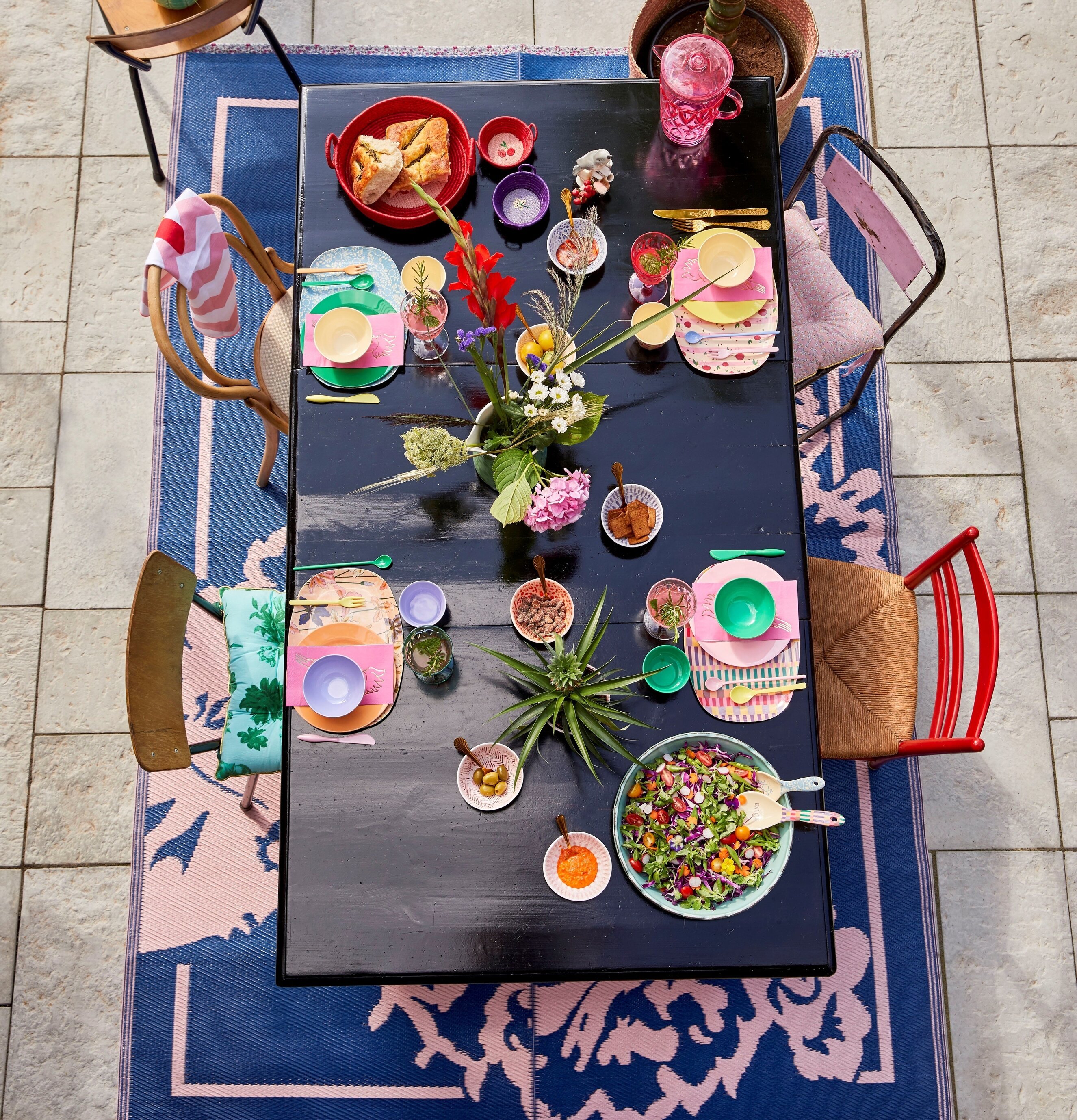 Tallrik Blue Fern & Flower Print från Rice på färgglatt bord