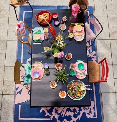 Tallrik Blue Fern & Flower Print från Rice på färgglatt bord