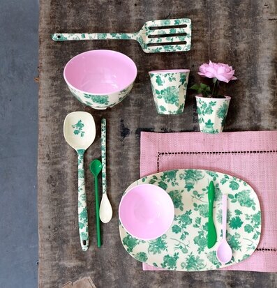 Tallrik Green Rose Print från Rice med gröna rosor och skålar