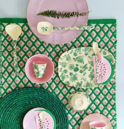 Tallrik Green Rose Print från Rice med gröna rosenmönster