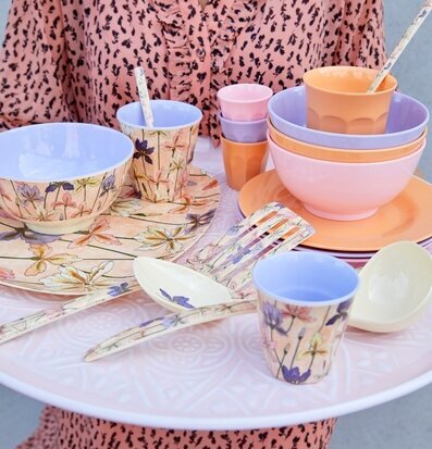 Tallrik Iris Print från Rice med färgstark blomdesign