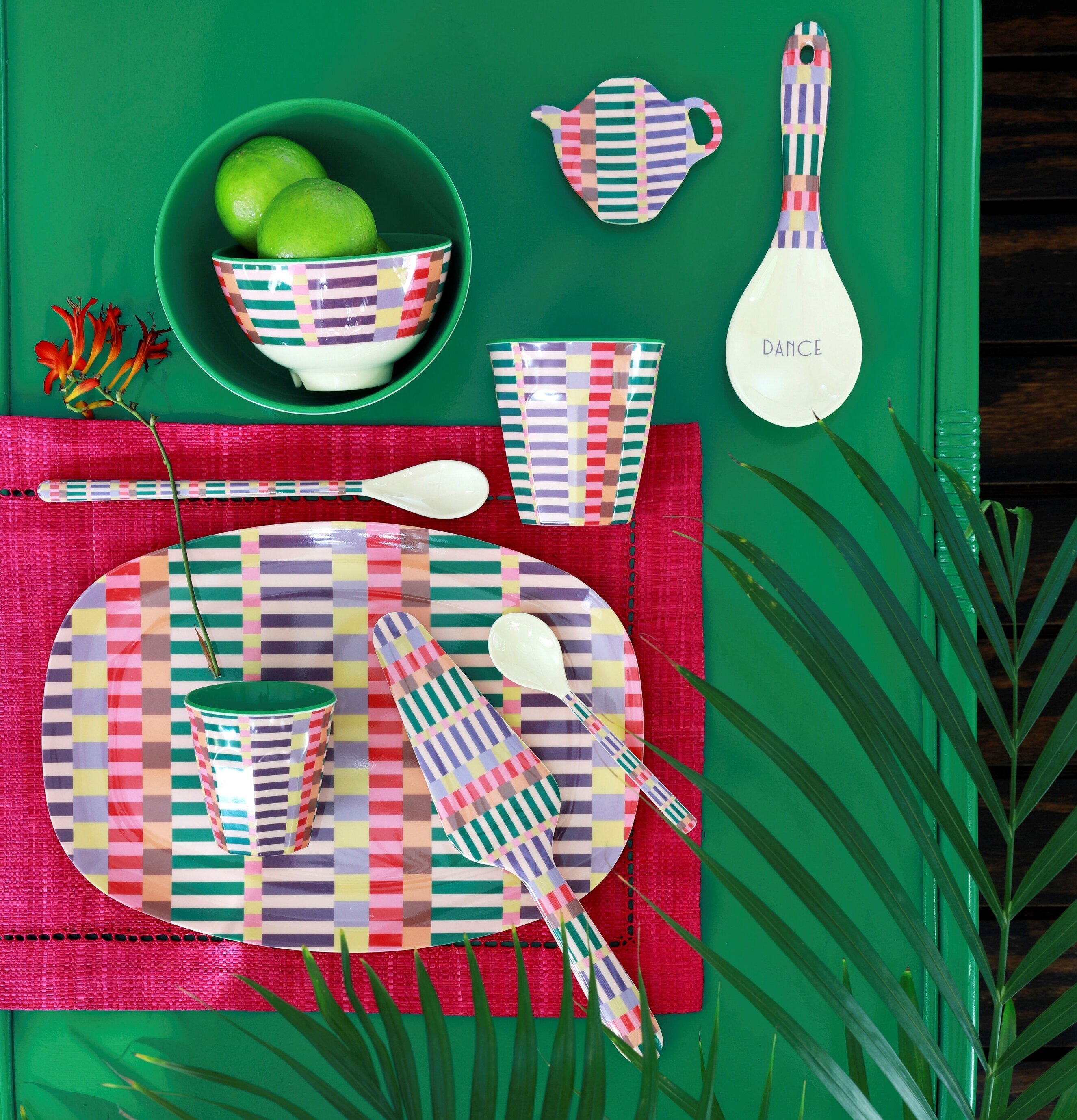 Tallrik Summer Stripes Print från Rice med färgglada ränder