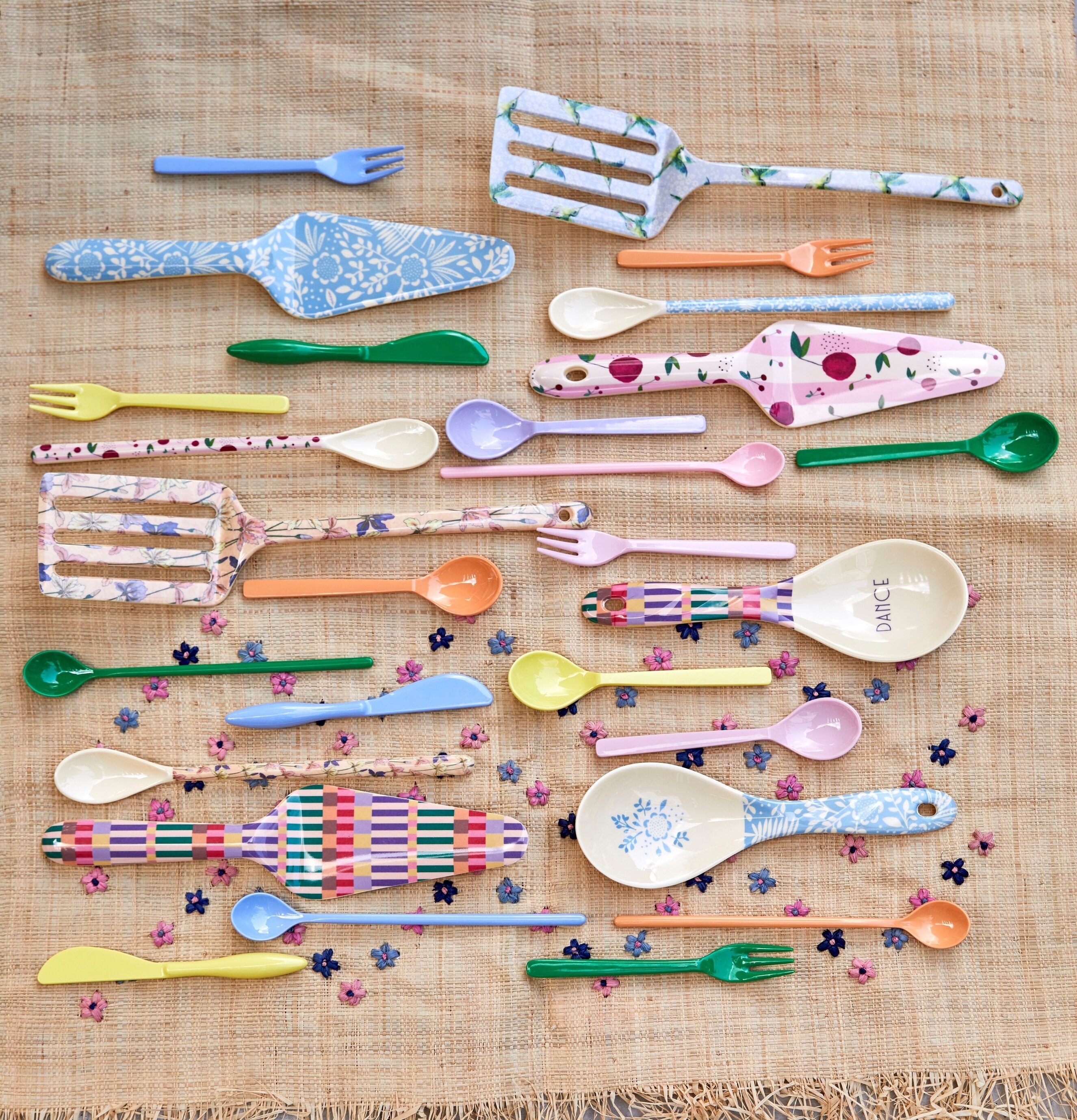 Salladssked - Let´s Summer från Rice med färgglatt handtag