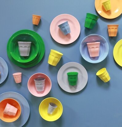 Assietter 6-Pack - Let´s Summer Print från Rice mot blå bakgrund