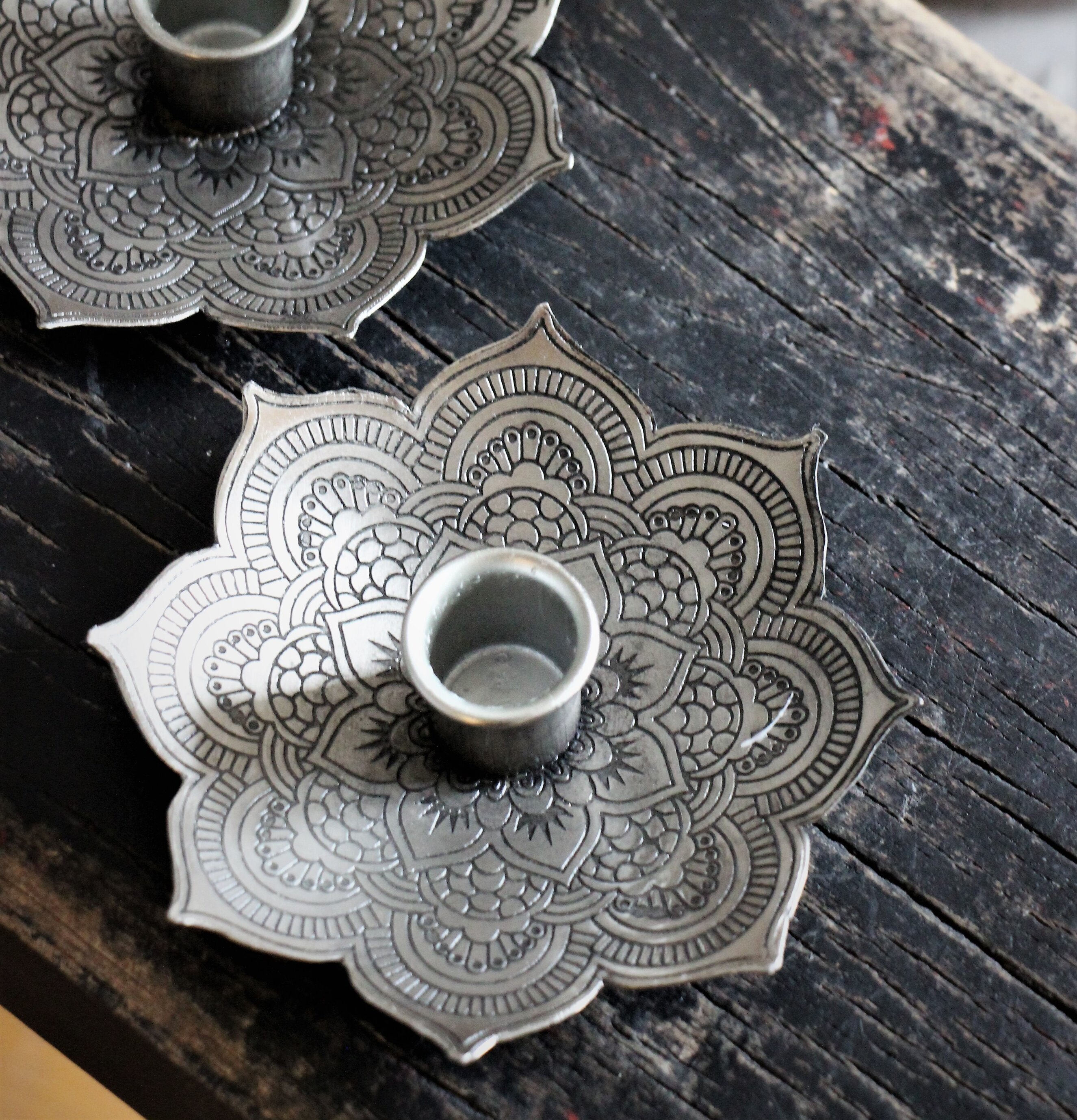 Bild av eleganta bordsstakar på rustikt träbord