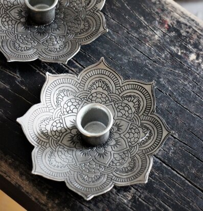 Bild av eleganta bordsstakar på rustikt träbord