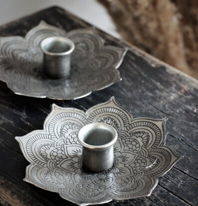 Bild av detaljrik bordsstake i antik silverfinish