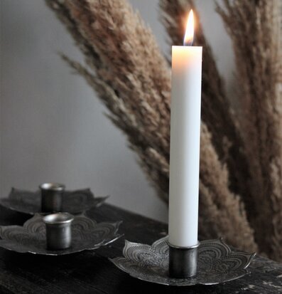 Bild av stämningsfull ljusstake och rustik träyta